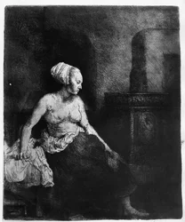 Femme assise à moitié habillée près d
